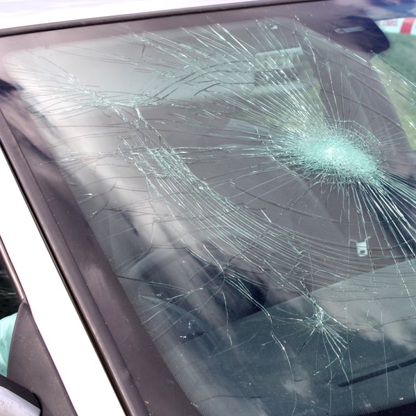 which auto glass replacement technician to contact and how much does it cost to fix windshield 